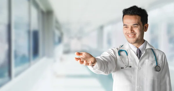 Männlicher Arzt Krankenhaus Öffnet Die Handfläche Kopierraum Für Ihren Text — Stockfoto