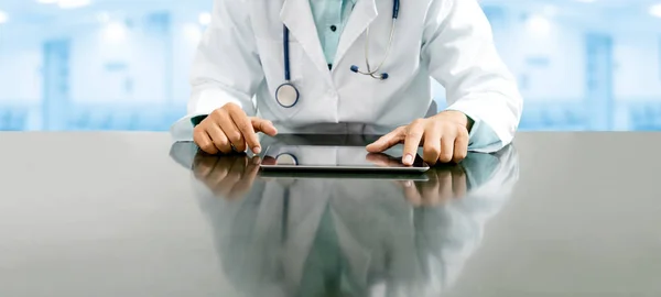 Médico Masculino Sentado Mesa Con Tableta Consultorio Del Hospital Personal —  Fotos de Stock