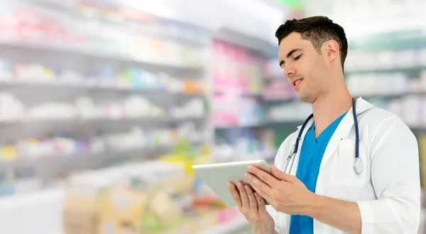 Farmacista Che Utilizza Tablet Farmacia Assistenza Sanitaria Personale Farmaceutico — Foto Stock