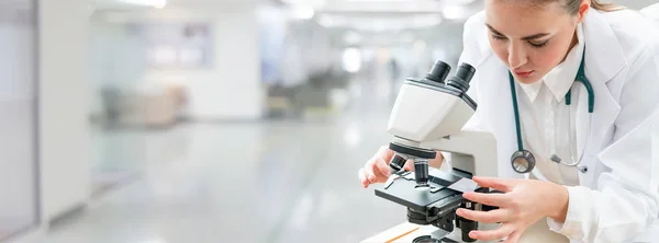 Naukowiec Badacz Przy Użyciu Mikroskopu Laboratorium Opieki Medycznej Farmaceutycznej Koncepcja — Zdjęcie stockowe