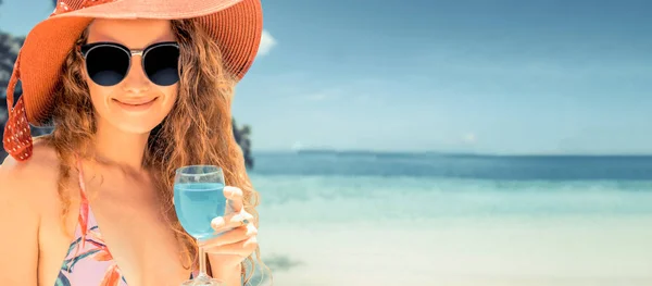 Szczęśliwa Młoda Kobieta Sobie Strój Kąpielowy Tropikalne Sand Beach Resort — Zdjęcie stockowe
