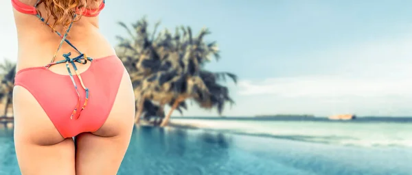 Mujer Joven Feliz Con Traje Baño Complejo Playa Arena Tropical — Foto de Stock