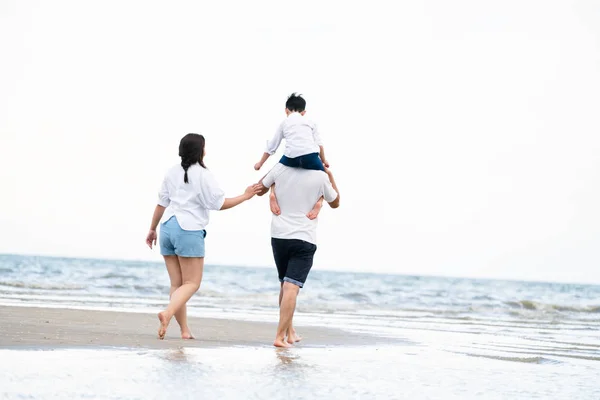 Feliz Familia Padre Madre Hijo Vacaciones Una Playa Arena Tropical —  Fotos de Stock