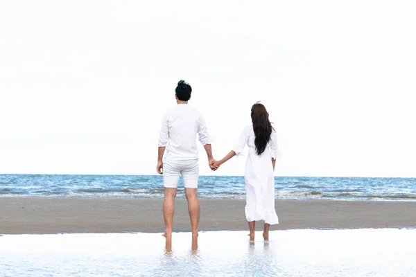 Casal Feliz Viajando Lua Mel Praia Areia Tropical Verão — Fotografia de Stock