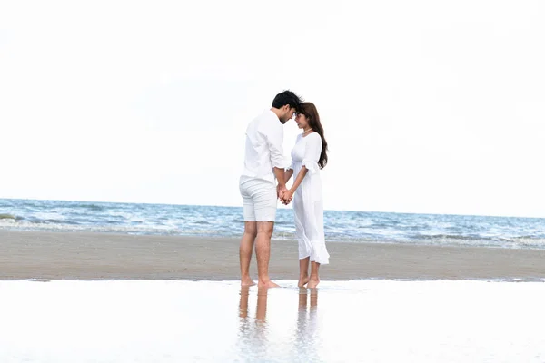 Pareja Feliz Viajando Luna Miel Playa Arena Tropical Verano —  Fotos de Stock