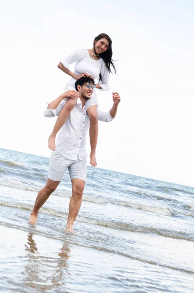 Lyckligt Par Kommer Smekmånad Resa Tropisk Sandstrand Sommar — Stockfoto