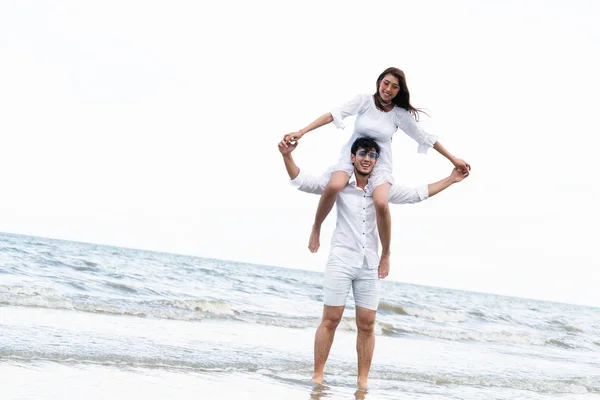 Lyckligt Par Kommer Smekmånad Resa Tropisk Sandstrand Sommar — Stockfoto