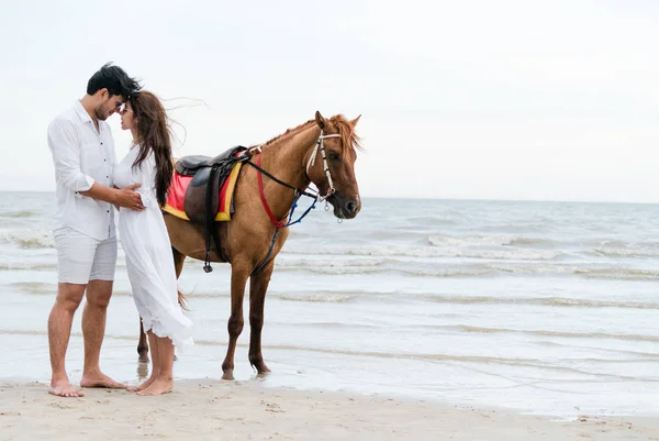 Young Couple Goes Honeymoon Horse Riding Beach Summer Vacation — Stock Photo, Image