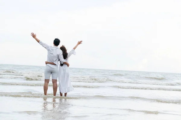 Happy Couple Going Honeymoon Travel Tropical Sand Beach Summer — Stock Photo, Image