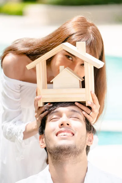 Pareja Joven Planeando Comprar Una Casa Tener Una Vida Feliz — Foto de Stock