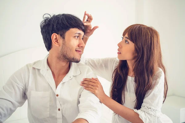 Jovem Casal Feliz Relaxando Quarto Casa Depois Acordar Manhã — Fotografia de Stock