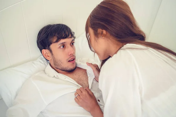 Разъяренная девушка злится на своего парня. Концепция несчастливого брака и развода
. — стоковое изображение Разъяренная Девушка Злится Своего Парня Концепция Несчастливого Брака Развода — стоковое фото