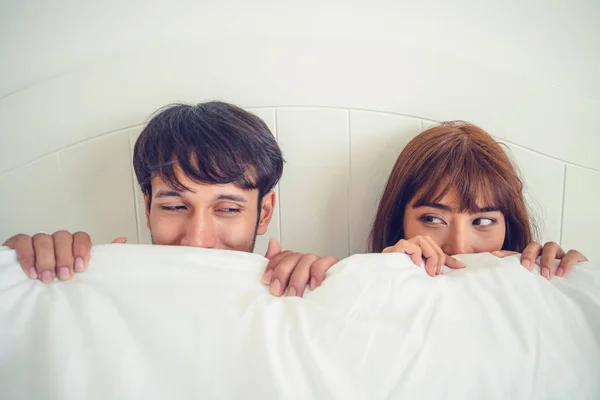 Gelukkige Jonge Paar Ontspannen Huis Slaapkamer Het Ontwaken Ochtend — Stockfoto