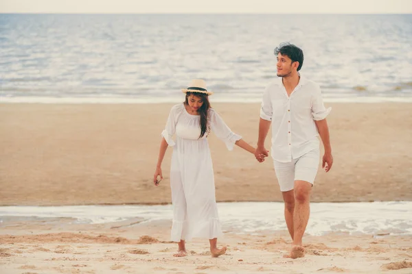 Feliz Pareja Joven Caminando Playa Durante Las Vacaciones Luna Miel —  Fotos de Stock