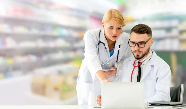 Médico Trabalhando Com Computador Portátil Escritório Tendo Discussão Com Outro — Fotografia de Stock