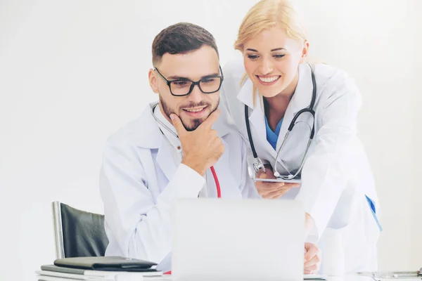 Medico Dello Studio Ospedaliero Che Lavora Computer Portatile Sul Tavolo — Foto Stock