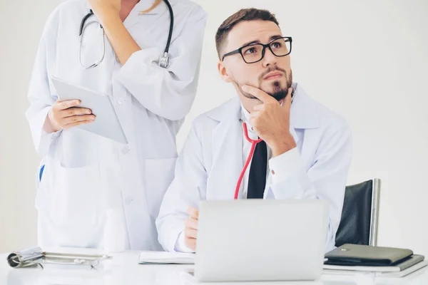 Médico Oficina Del Hospital Trabajando Ordenador Portátil Mesa Con Otro — Foto de Stock