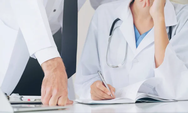 Ärztin Krankenhaus Schreibt Notizen Über Patientenberichte Während Sie Mit Einem — Stockfoto