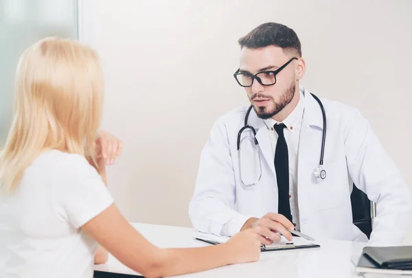 Médico Está Hablando Con Una Paciente Consultorio Del Hospital Asistencia — Foto de Stock