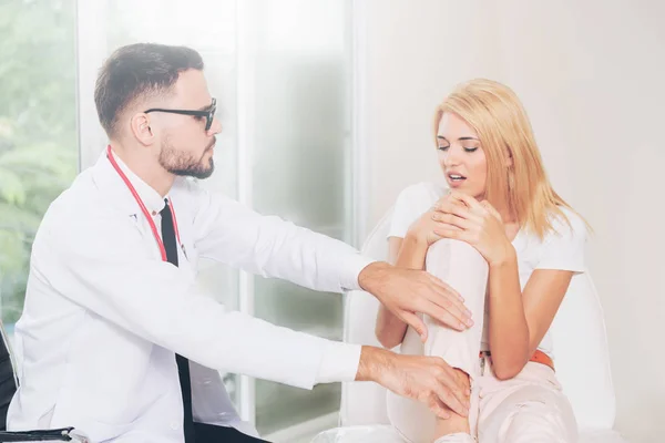 Médico Masculino Está Examinando Una Paciente Femenina Sala Del Hospital — Foto de Stock