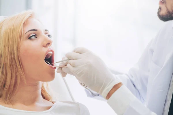 Young Handsome Dentist Examining Teeth Happy Woman Patient Sitting Dentist — Stock Photo, Image