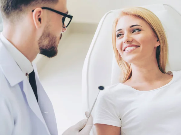 Young Handsome Dentist Talks Happy Woman Patient Sitting Dentist Chair — Stock Photo, Image