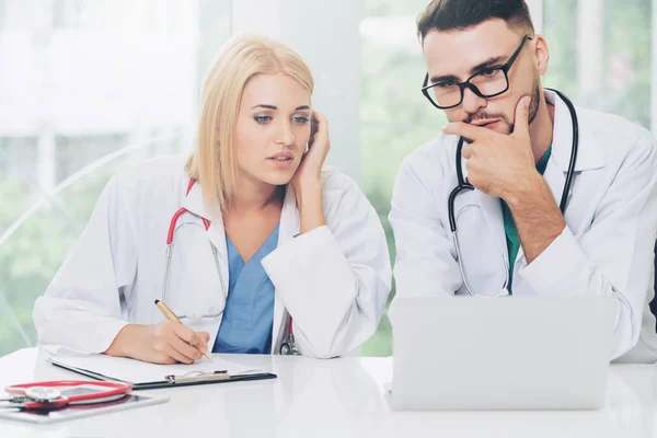 Joven Doctora Trabaja Consultorio Del Hospital Mientras Habla Con Doctor — Foto de Stock