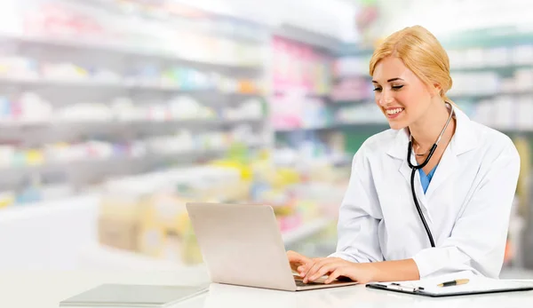 Farmacéutico Médico Usando Computadora Portátil Sala Farmacia Atención Médica Servicio — Foto de Stock