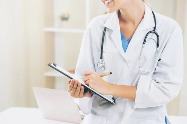 Doctora Joven Trabajando Consultorio Del Hospital Concepto Médico Sanitario —  Fotos de Stock