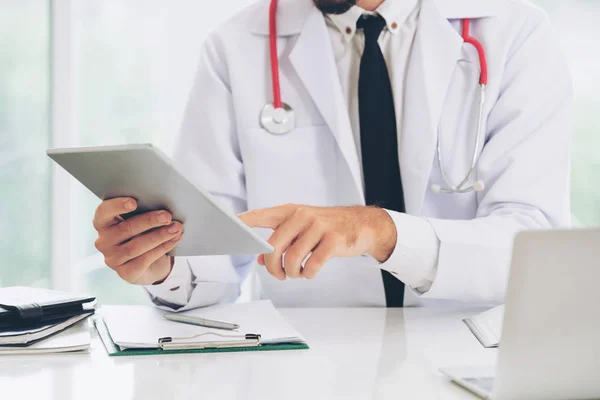 Doctor Trabajando Tableta Consultorio Del Hospital Concepto Médico Sanitario —  Fotos de Stock