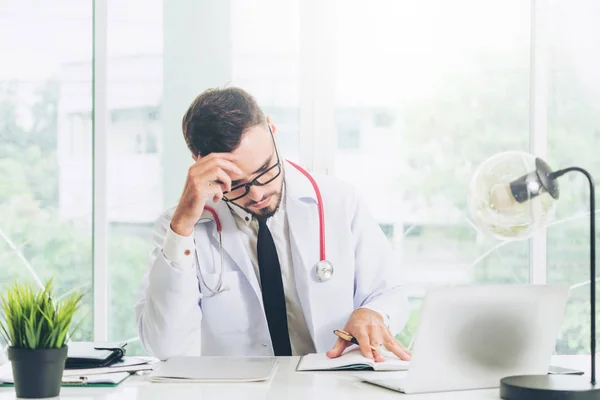 Doctor Trabajando Computadora Portátil Mesa Oficina Hospital Concepto Médico Sanitario — Foto de Stock