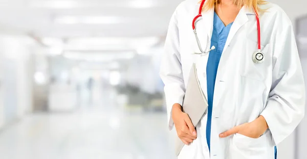 Hastane Ofisinde Çalışan Kadın Doktor Sağlık Doktor Hizmetleri — Stok fotoğraf