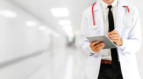 Arts Met Behulp Van Tablet Computer Het Ziekenhuis Diensten Voor — Stockfoto