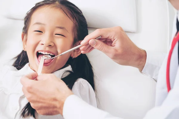 Freundliche Junge Zahnärztin Die Fröhliche Kinderzähne Der Zahnklinik Untersucht Zahnmedizinisches — Stockfoto