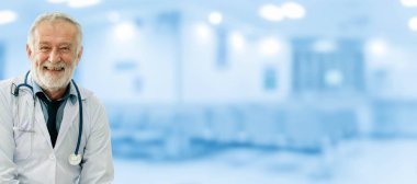 Hastanede çalışan üst düzey erkek doktor. Tıbbi doktor ve sağlık personeli hizmet.