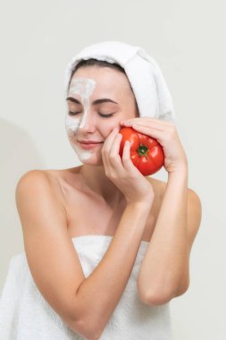 Bir yüz maskesi tedavi ile domates krem ayıklayabilirsiniz doğa tedavisinin yararı gösterilen sahip güzel bir kadın. Anti-aging kozmetik, yüz cilt bakımı ve lüks yaşam tarzı kavramı.