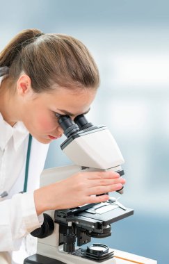 Bilim adamı araştırmacı laboratuarda mikroskop kullanarak. Tıbbi sağlık teknoloji ve ilaç araştırma ve geliştirme kavramı.
