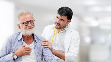 Hasta doktor hastanede ziyaret etti. Tıbbi doktor ve sağlık personeli hizmet kavramı.