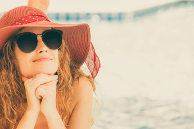 Mutlu genç kadın lüks resort yüzme havuzunda, iyi vakit geçiriyor mayo giyiyor. Yaz seyahat tatil kavramı.
