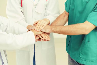 Tıbbi hizmet çalışması - Doktor, cerrah ve hemşire birleştirmek el ele tutusun.