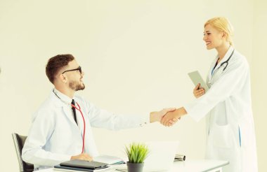 El sıkışma başarı ve profesyonel sağlık personeli ekip çalışması gösteren başka bir doktora veren hastanede doktor.