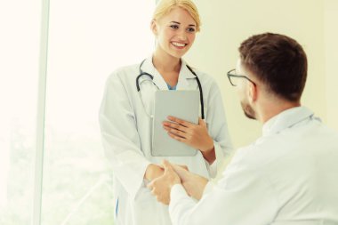 El sıkışma başarı ve profesyonel sağlık personeli ekip çalışması gösteren başka bir doktora veren hastanede doktor.