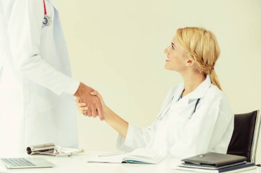 El sıkışma başarı ve profesyonel sağlık personeli ekip çalışması gösteren başka bir doktora veren hastanede doktor.