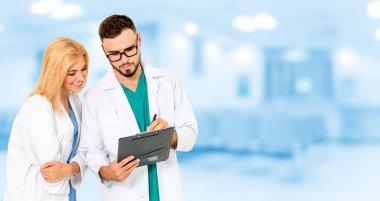 Hastanede başka bir doktorla çalışan bir doktor. Sağlık ve Sağlık Hizmetleri.