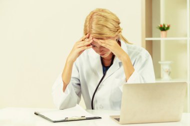 Ciddi doktor hastane ofisinde çalışıyor. Tıbbi ve sağlık kavramı.