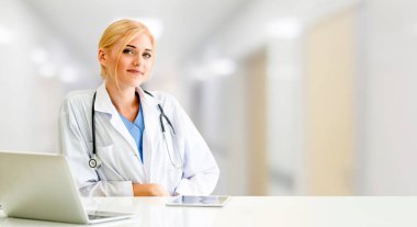 Hastanede dizüstü bilgisayar kullanan bir doktor. Sağlık ve doktor hizmetleri.