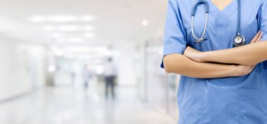 Hastane ofisindeki kadın doktor ya da hemşire. Sağlık sektörü ve doktor hizmetleri.
