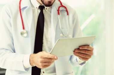 Doktor ofisinde hastanede tablet bilgisayarda çalışma. Tıbbi ve sağlık kavramı.