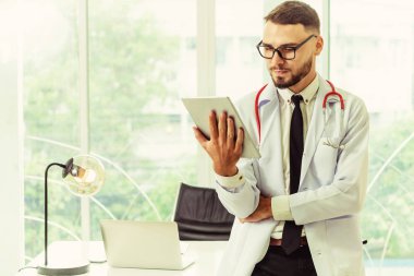 Doktor ofisinde hastanede tablet bilgisayarda çalışma. Tıbbi ve sağlık kavramı.