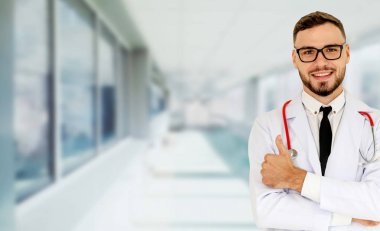Hastanede çalışan genç bir erkek doktor. Sağlık ve doktor hizmetleri.